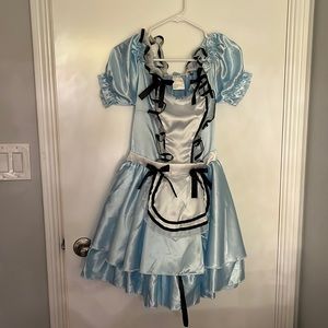 Women’s Alice in Wonderland costume for Halloween